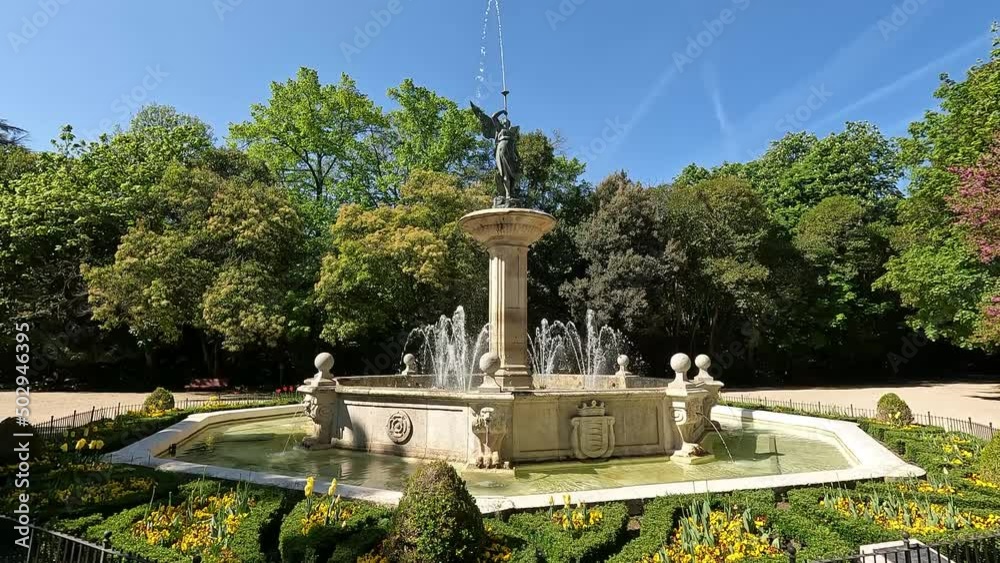 Monumental fuente de la fama en los jardines del parque Campo Grande de
