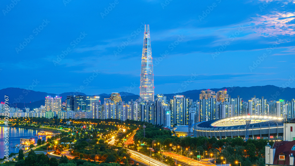 Obraz premium City night view of Seoul, South Korea taken at sunset time