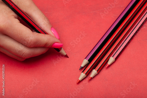 Obraz na płótnie beautiful woman hands with color pencils w salonie