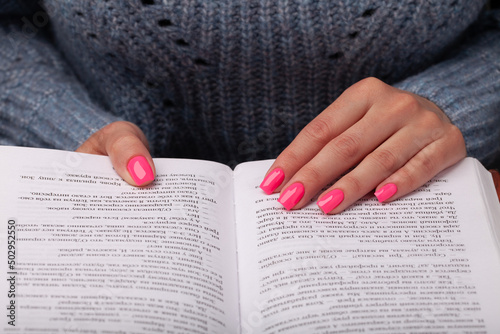 Obraz na płótnie Woman hands on a book w salonie