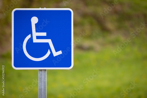 Señal de estacionamiento reservado para discapacitados  photo