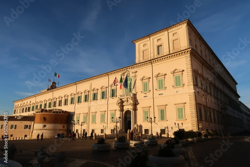 Façade du palais du Quirinal (palazzo del Quirinale) à Rome, résidence officielle du Président de la République italienne, sur la place du Quirinal (Italie) photo