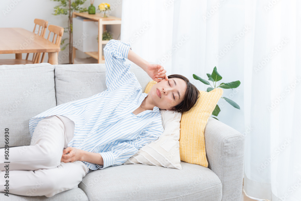 ソファーで寝るミドル女性(睡眠・健康・ヘルスケア) ソファーで寝るミドル女性(睡眠・健康・ヘルスケア)