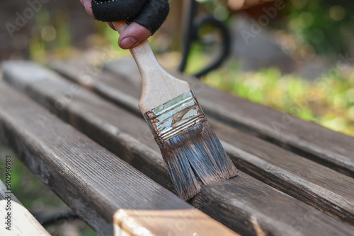 Photos Renovating in vintage style cracked surface of the wooden bench