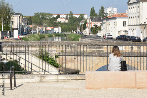 Femme seule sur un banc