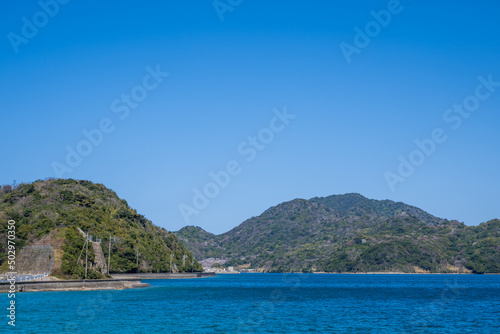 青海島の綺麗な海岸線と青空 © doraneko777