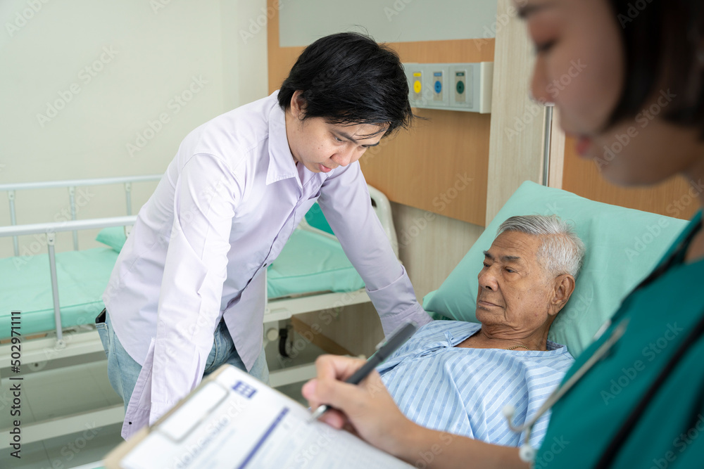 Obraz premium Asian man in Thailand brings sick father to hospital