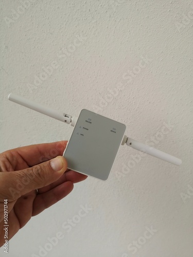 Принти на полотні wifi signal repeater in hand