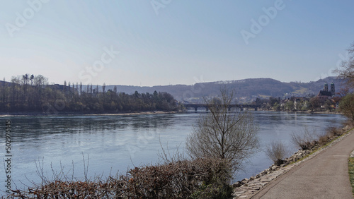 Les eaux calmes du Rhin entre Bad Saeckingen (Bad Säckingen) en Allemagne la Suisse avec vue sur le pont couvert en bois depuis la Centrale hydroélectrique au Nord photo