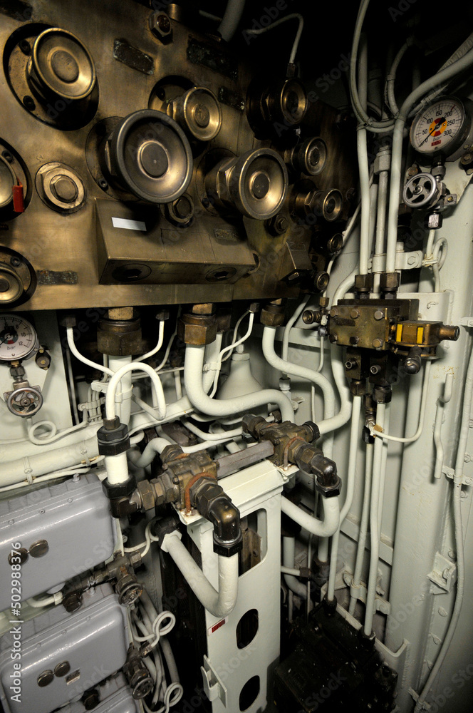 Salle des machines et tuyauterie sous-marin Salle des machines et tuyauterie sous-marin