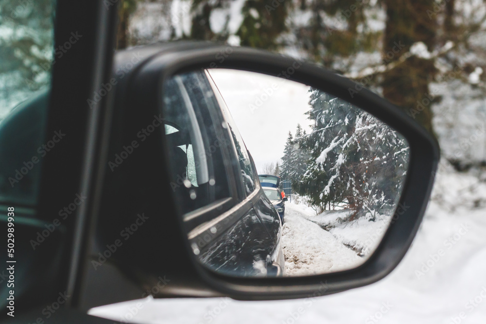 Embouteillage dans le rétroviseur sous la neige