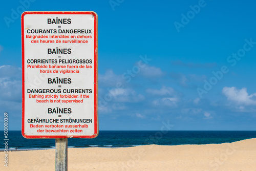 Panneau alertant des dangers des baïnes dans l'océan atlantique (France) © PhotoLoren