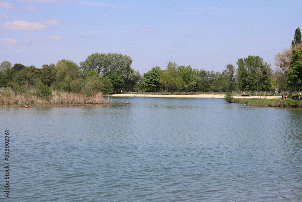 Le lac de Belle Isle, ville de Chateauroux, département de l'indre, France Le lac de Belle Isle, ville de Chateauroux, département de l'indre, France