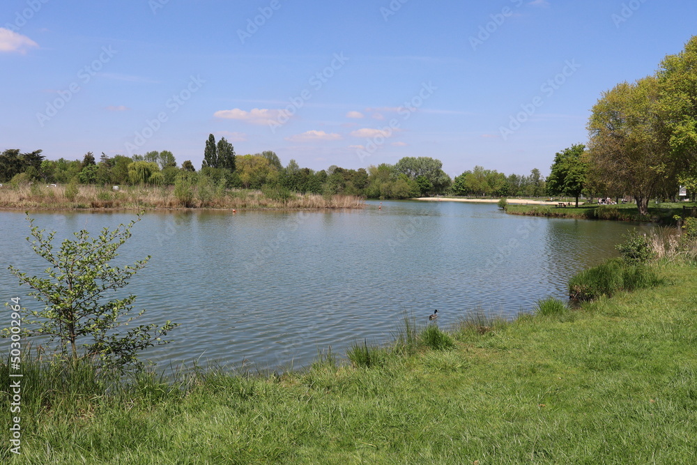 Le lac de Belle Isle, ville de Chateauroux, département de l'indre, France