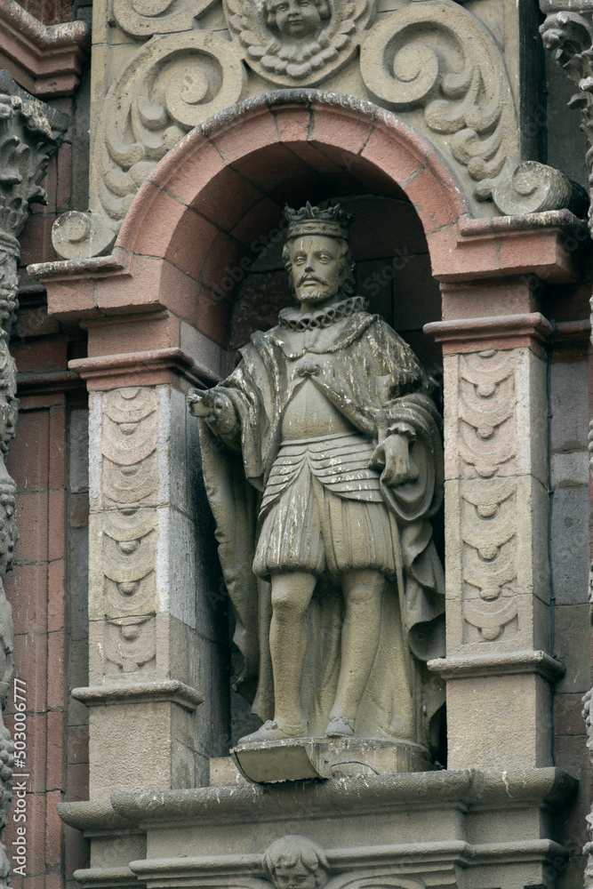 statue of the building