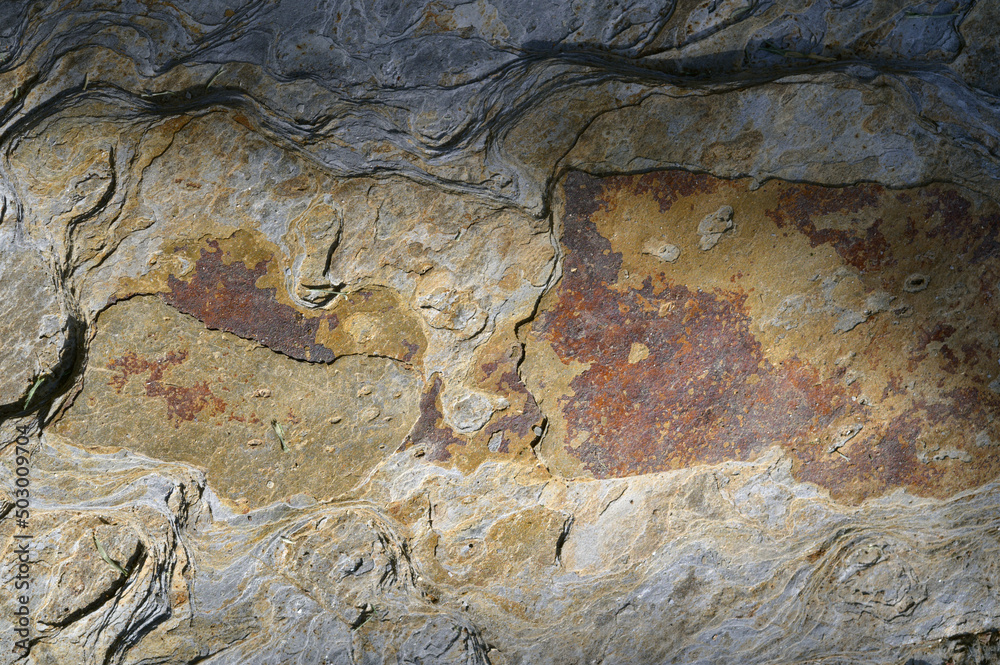 Obraz premium Stone wall with uneven surface