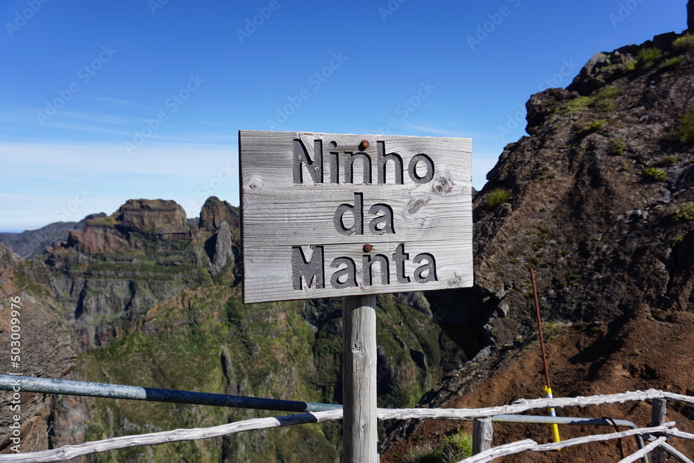 Obraz premium Wooden view point (miradouro) sign for Ninho de Manta on the spectacular hiking route from Pico do Arieiro to Pico Ruivo, Madeira, Portugal