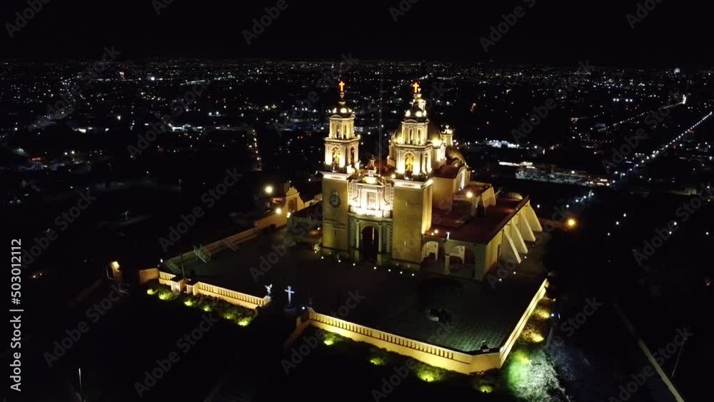 toma orbita nocturna Santuario de la virgen de los Remedios en Cholula, Puebla, México con dron Dji .