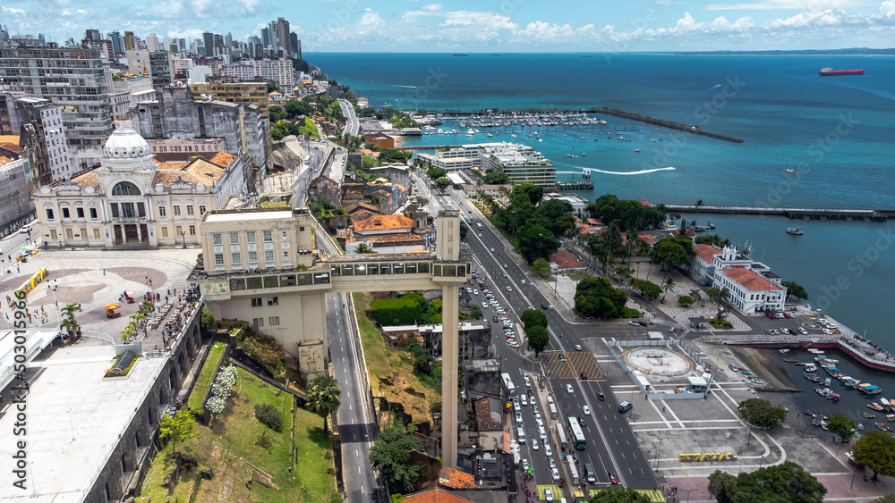 Obraz premium Elevador Lacerda Salvador Bahia Nordeste Praça Cairu Tomé de Sousa Cidade Alta Baixa Monumento Arquitetura Patrimônio Histórico Arquitetônico Brasileiro Mar Baía de Todos os Santos Paisagem Urbana