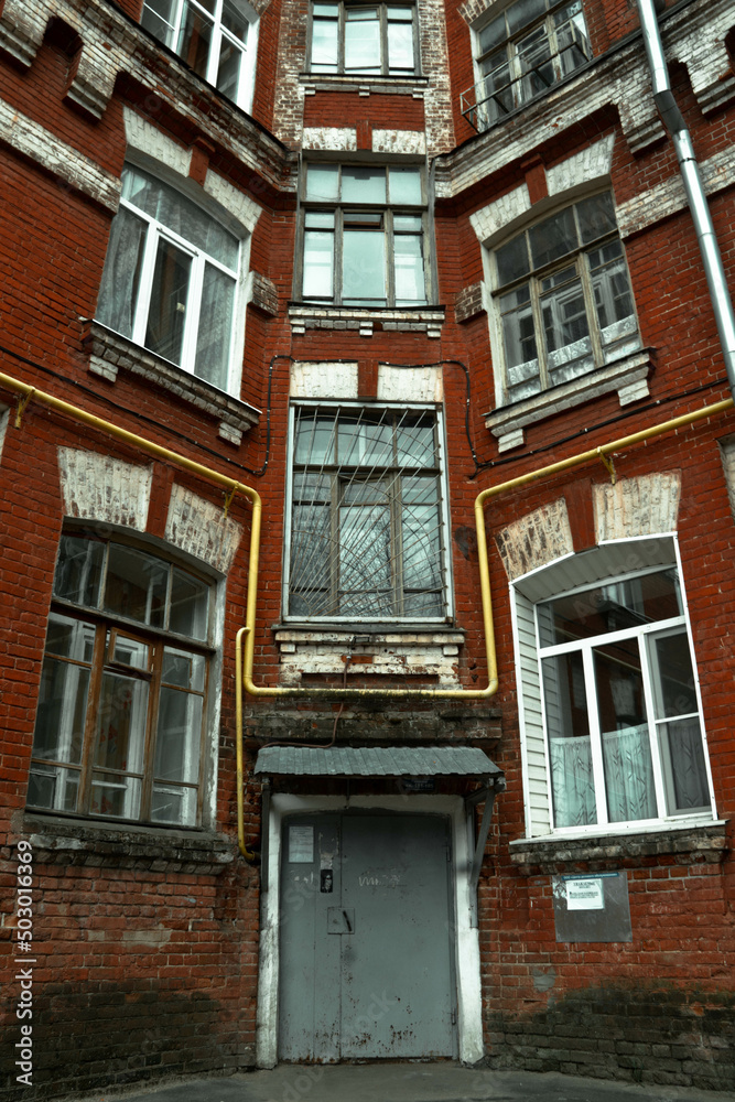 Naklejka premium Red brick house, photo in the afternoon