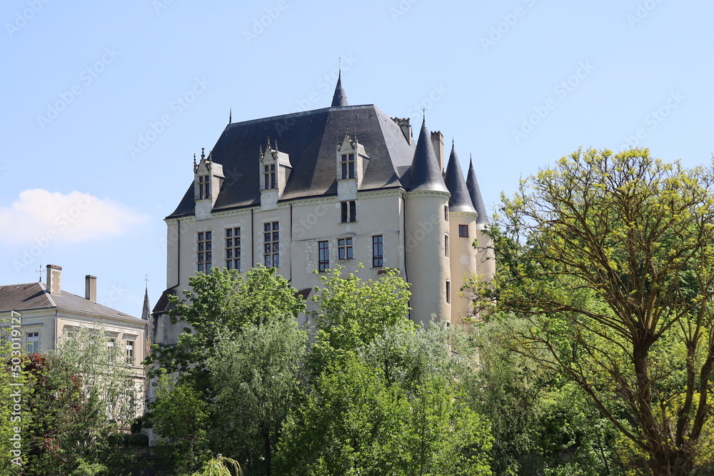Le château Raoul, vu de l'extérieur, ville de Chateauroux, département de l'Indre, France