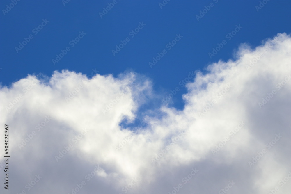 夏の青空に入道雲　ゲリラ豪雨 web素材テクスチャー
Cumulonimbus in the blue sky in summer guerrilla rainstorm web material texture
