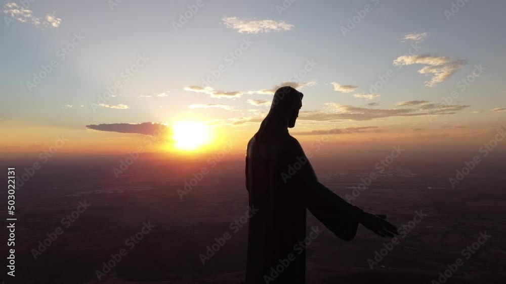 Orbita con dron de Atardecer  amanecer anochecer templo Iglesia de Cristo REY,  cerro del Cubilete, Silao, Guanajuato México.