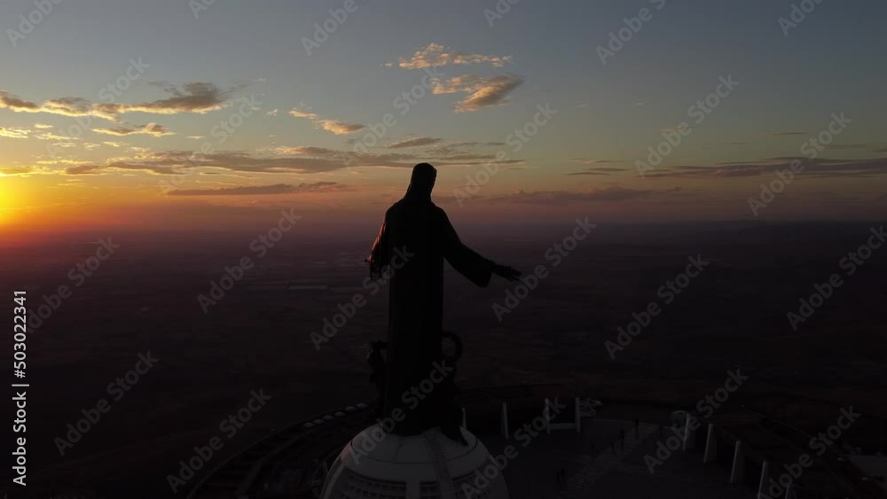Vuelo de Dron orbita del Atardecer amanecer anochecer cielo rojo  Cerro del Cubilete, templo Iglesia católico  Cristo rey Silao, Guanajuato, México.