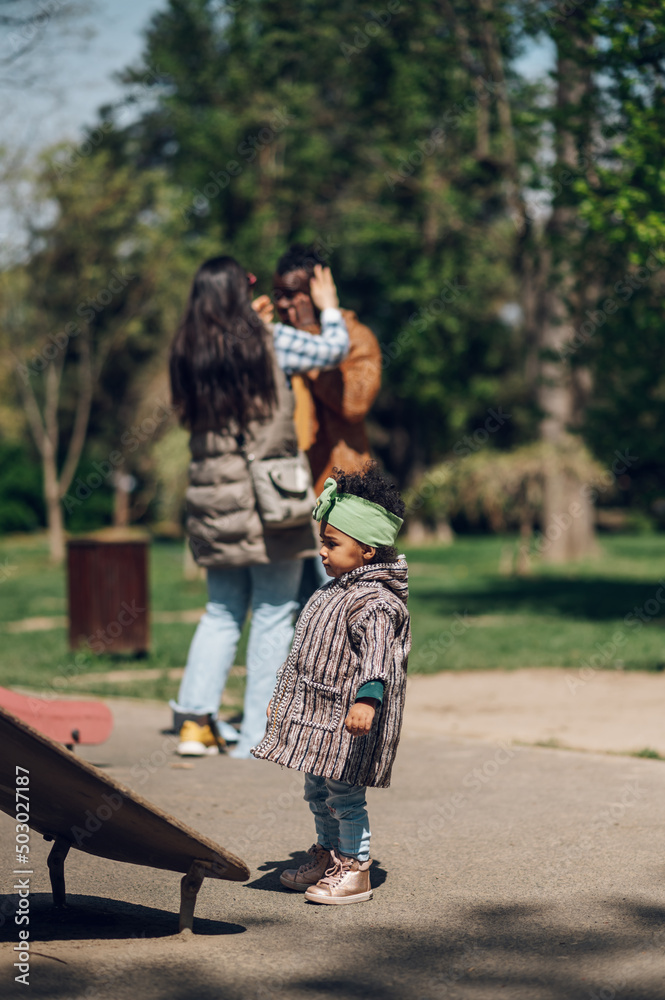 © Zamrznuti tonovi - Multiracial family having fun in the park
