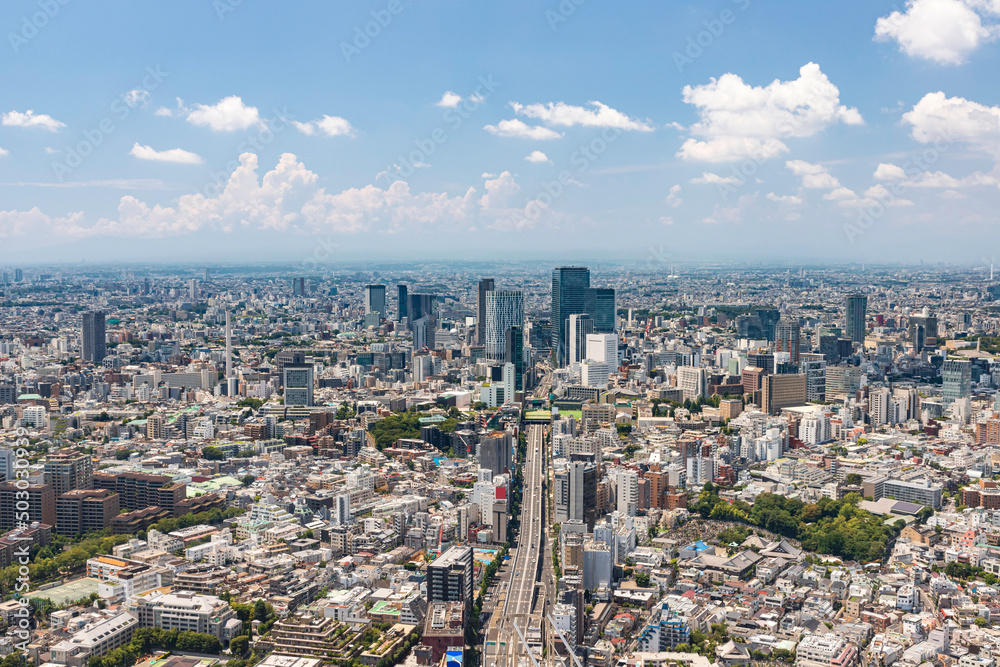 快晴の青空、六本木ヒルズから見た渋谷駅方面のビル群
