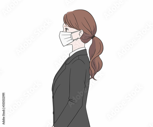 マスクをつけてスーツを着た女性
