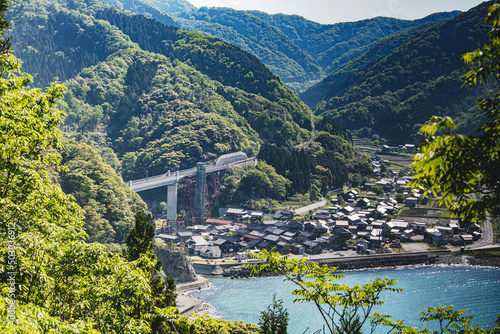 兵庫県・山陰餘部鉄橋駅を峠越えの細い山道、古の崖道（現トレッキングコース）から見る