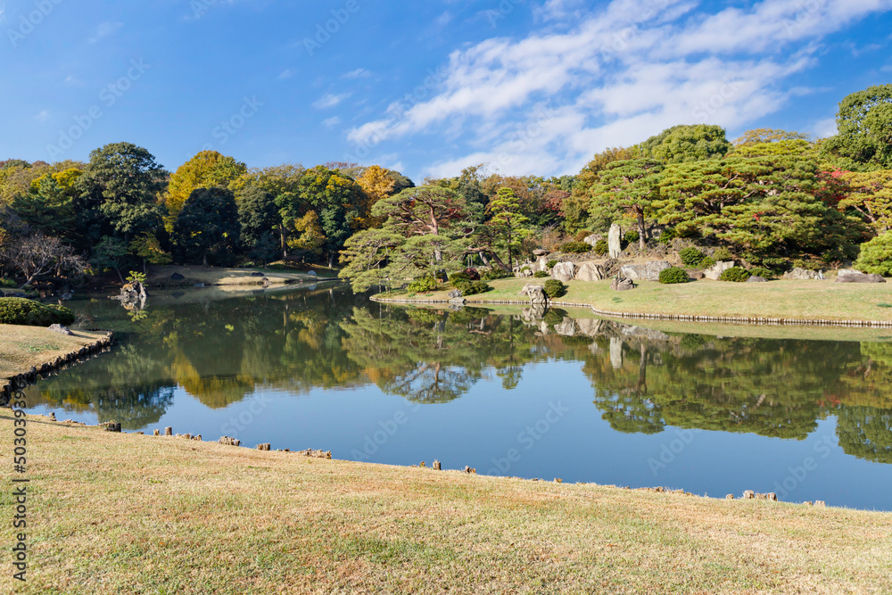 六義園の日本庭園、池の水面に映る景色
