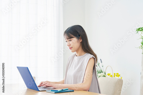 女性 ノートパソコン リビング