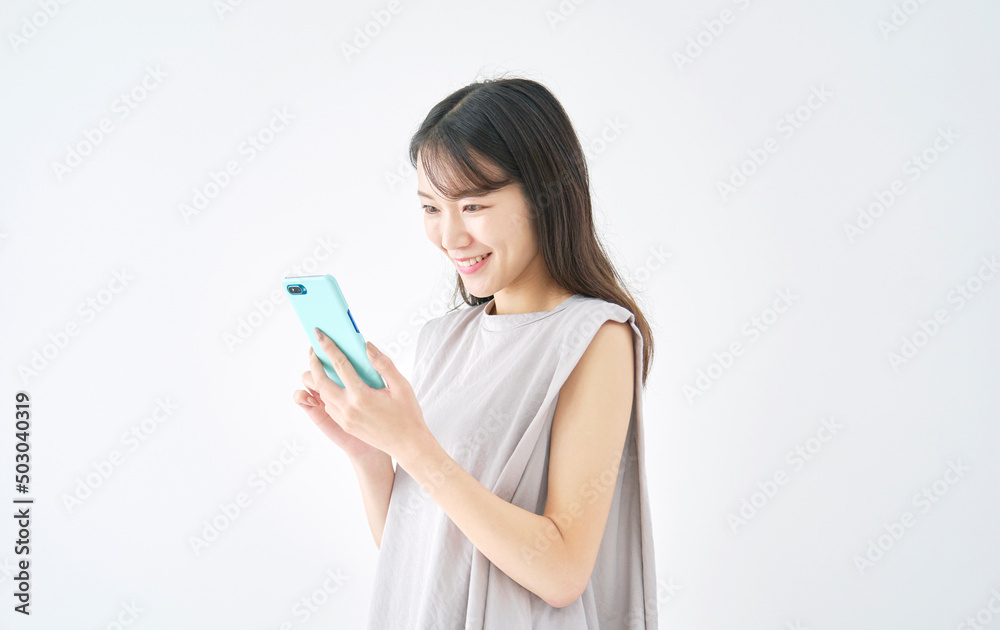 女性 スマホ 白背景 女性 スマホ 白背景