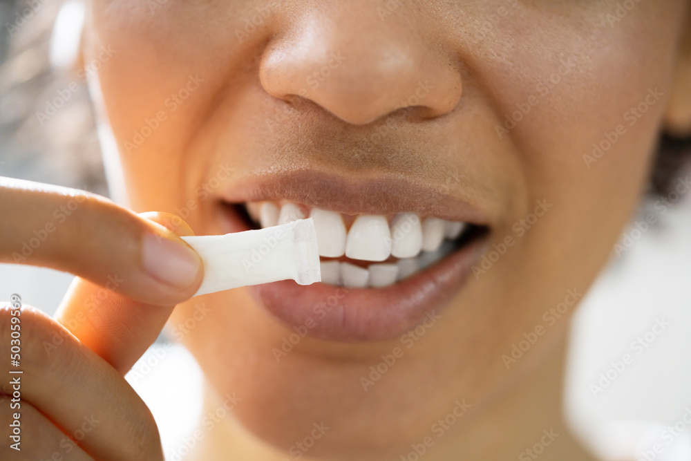 Naklejka premium Woman Using Nicotine Gum To Quit Smoking