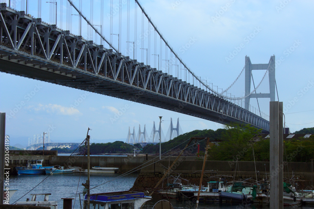 Fototapeta premium 瀬戸大橋。岡山県倉敷市下津井漁港。 2022 五月。