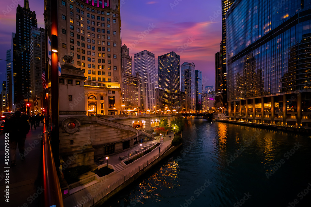 Fototapeta premium Chicago downtown and Chicago River at night, USA