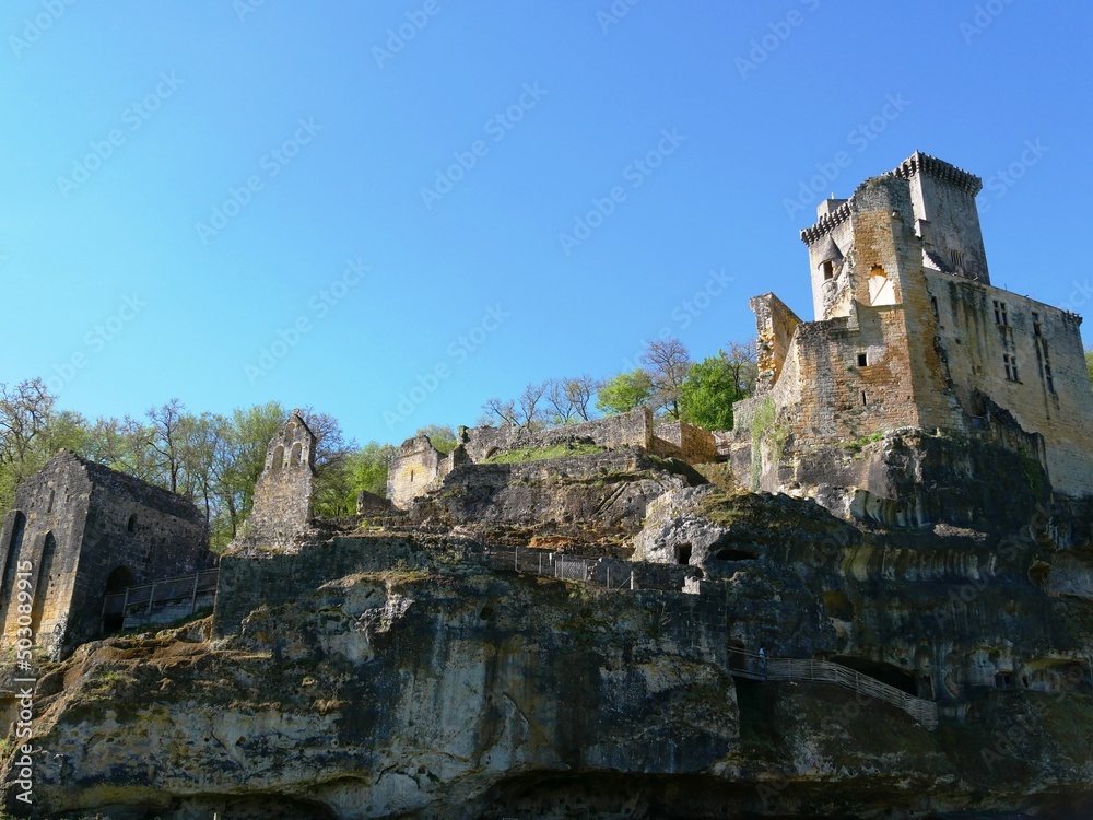 Château fort de Commarque à Eyzie de Tayac en Dordogne dans le périgord noir France Europe