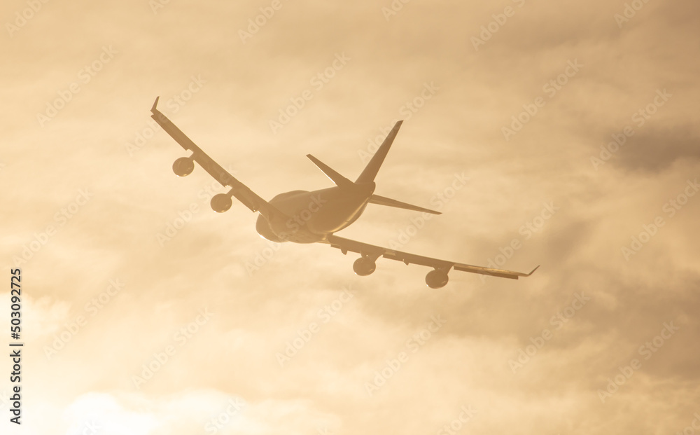Obraz premium Silhouette of an airplane at sunset.