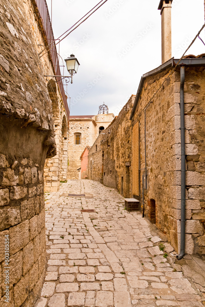 Torella del Sannio, Molise antico medievale con castello Stock