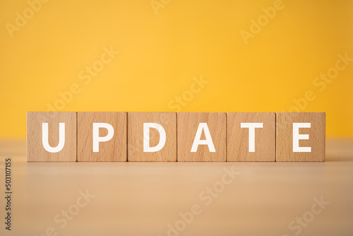 アップデートのイメージ｜「UPDATE」と書かれた積み木 photo