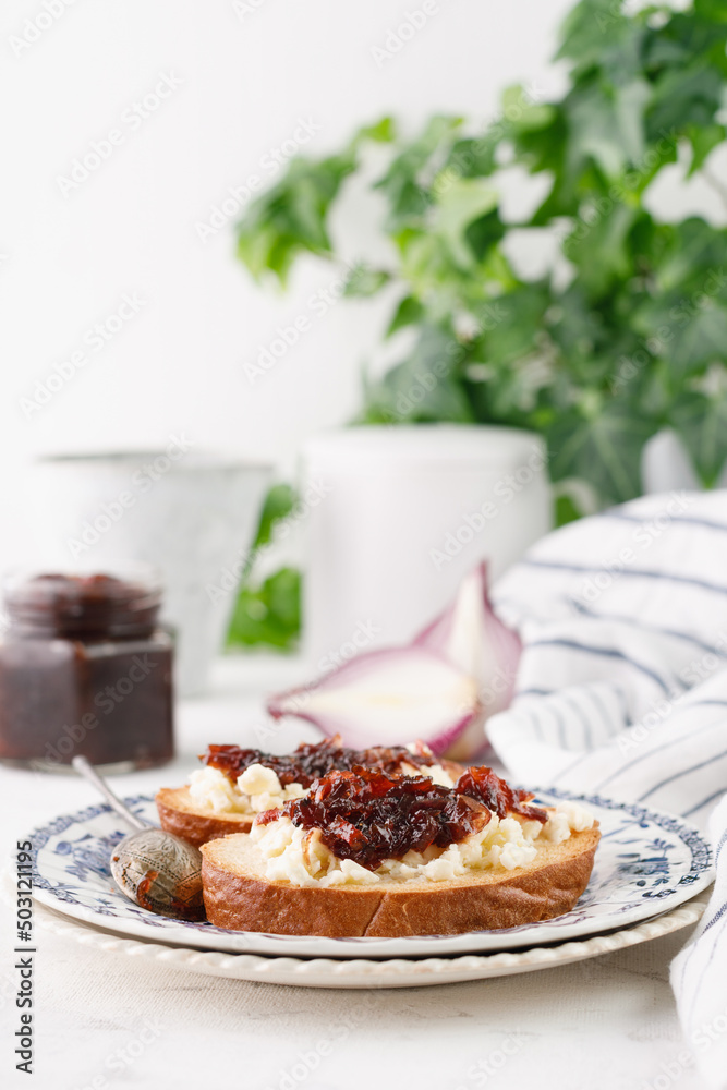 Toast with cheese and onion marmalade Toast with cheese and onion marmalade