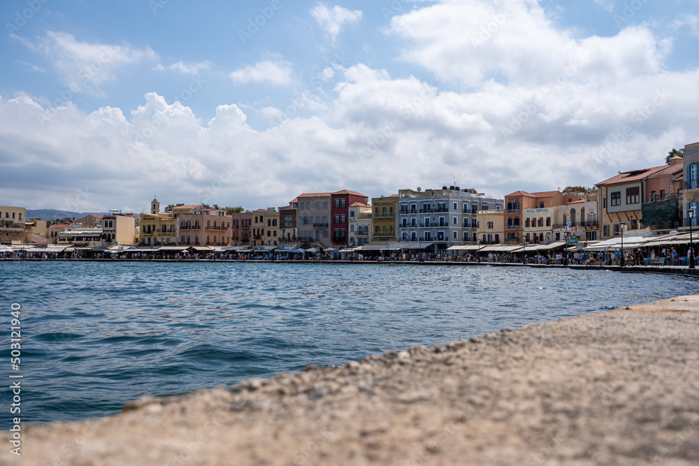 Der Hafen von Chania auf der Insel Kreta in Griechenland mit Restaurants, Bars und Geschäfte entlang der Promenade am Wasser
