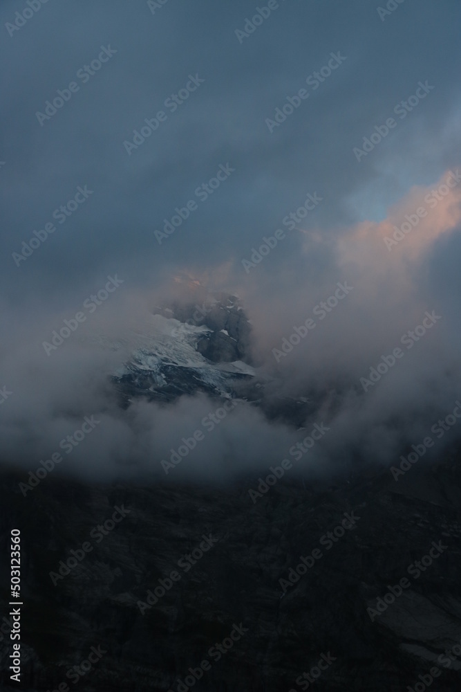 Obraz premium lac oecshinenesee, suisse, alpes bernoise, montagne dans les brumes et les lumière de l'aube
