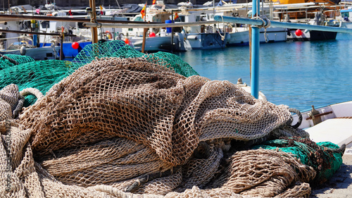 Ein altes Fischernetz im Hafen von Cala Ratjada, Mallorca photo