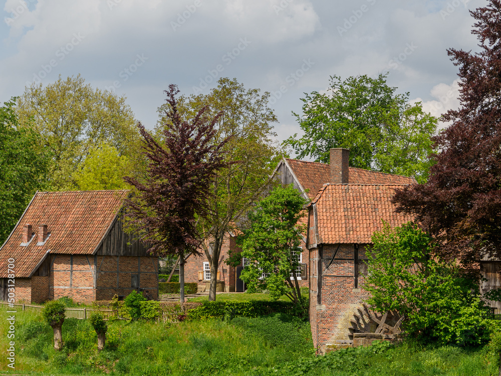 Alte Gebäude an einem Fluss im Westmünsterland Alte Gebäude an einem Fluss im Westmünsterland