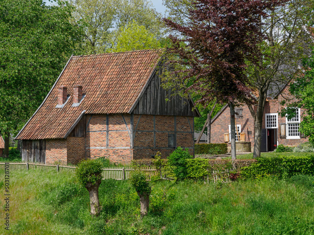 Fototapeta premium Alte Gebäude an einem Fluss im Westmünsterland