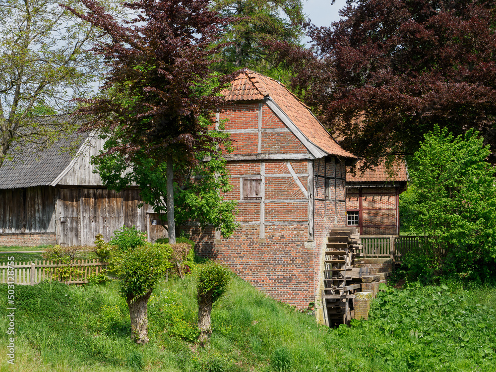 Alte Gebäude an einem Fluss im Westmünsterland Alte Gebäude an einem Fluss im Westmünsterland