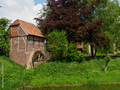 Alte Gebäude an einem Fluss im Westmünsterland
